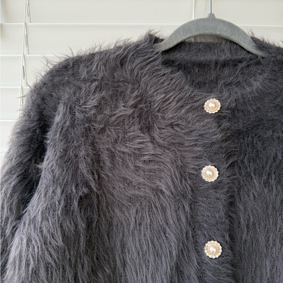COMMENSE Cropped Fuzzy Cardigan with Pearl Buttons Womens Sz S NWT Furry Gray - Picture 4 of 10